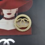 Chanel CC Circle Brooch Gold With Pearls - Image 2
